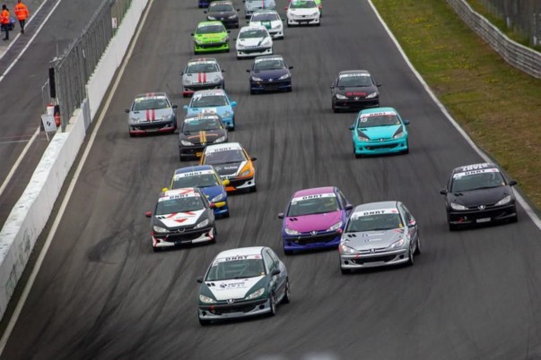 Oliver Larsen tager endnu en sæson i den hollandske 206 GTI CUP.
(Foto: DNRT)
